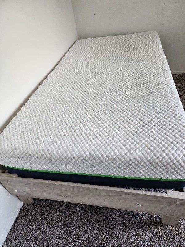 Twin Mattress and Box Spring In Very Good Condition🥳🚚🥳 DELIVERY AVAILABLE 🚛