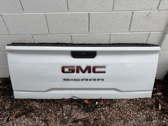 GMC Tailgate w/ Backup Camera