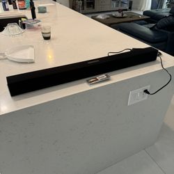 VIZIO SOUND BAR - WALL MOUNTABLE IN GREAT USED CONDITION!