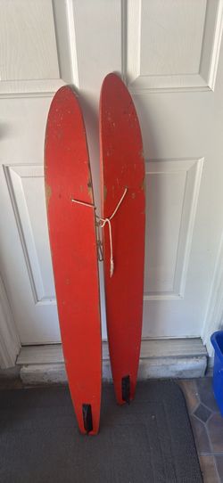 Antique kid skis