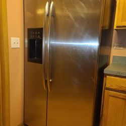 Refrigerator/ Freezer Please read the description 