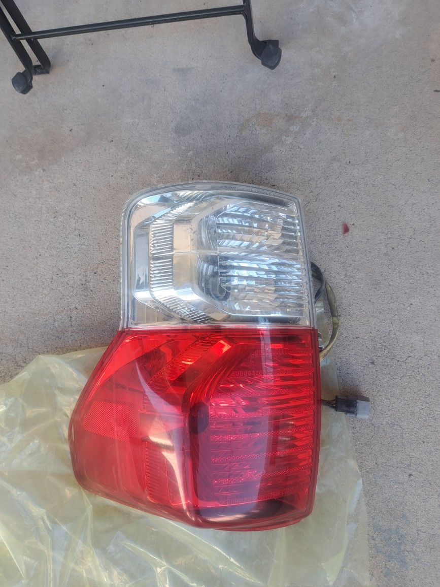 Left Tail LIGHT  2007-2009 Toyota Tundra