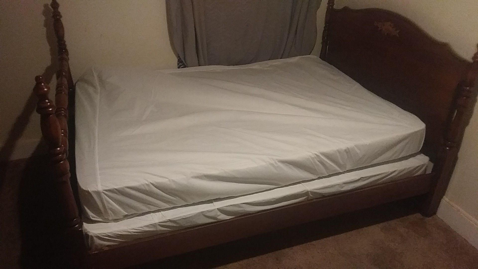 Full size four post bed. Clean and in good condition.