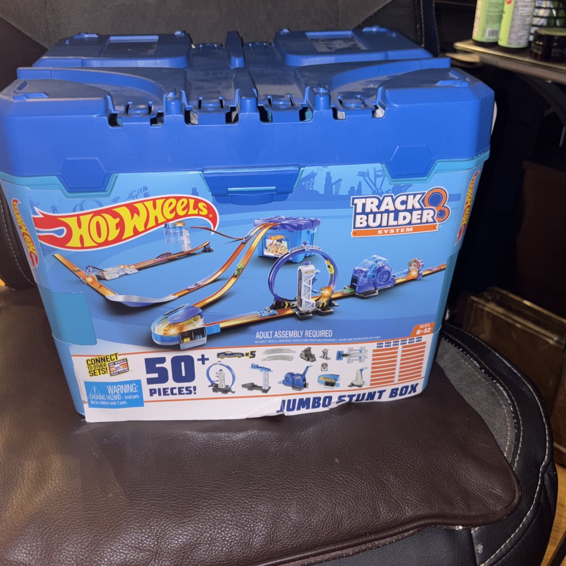 Hot Wheels Jumbo Stunt Box 50 Plus Parts for 6 Stunts, Multicolor, Model:FVF18