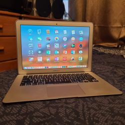 Excelente Laptop Apple Macbook Air De 13 Pulgadas Procesador Intel Core i5 Con Programas