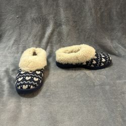 Women’s Ugg blue heart slip Ons shearling fur Lined Clogs size 5 