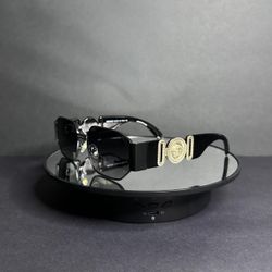 Gafas de Sol Modernas con Detalle Dorado