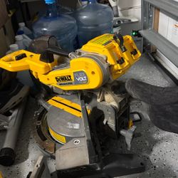 DeWalt 20V Sliding Compound Miter w/Seven & Quanter" saw (DCS361B).