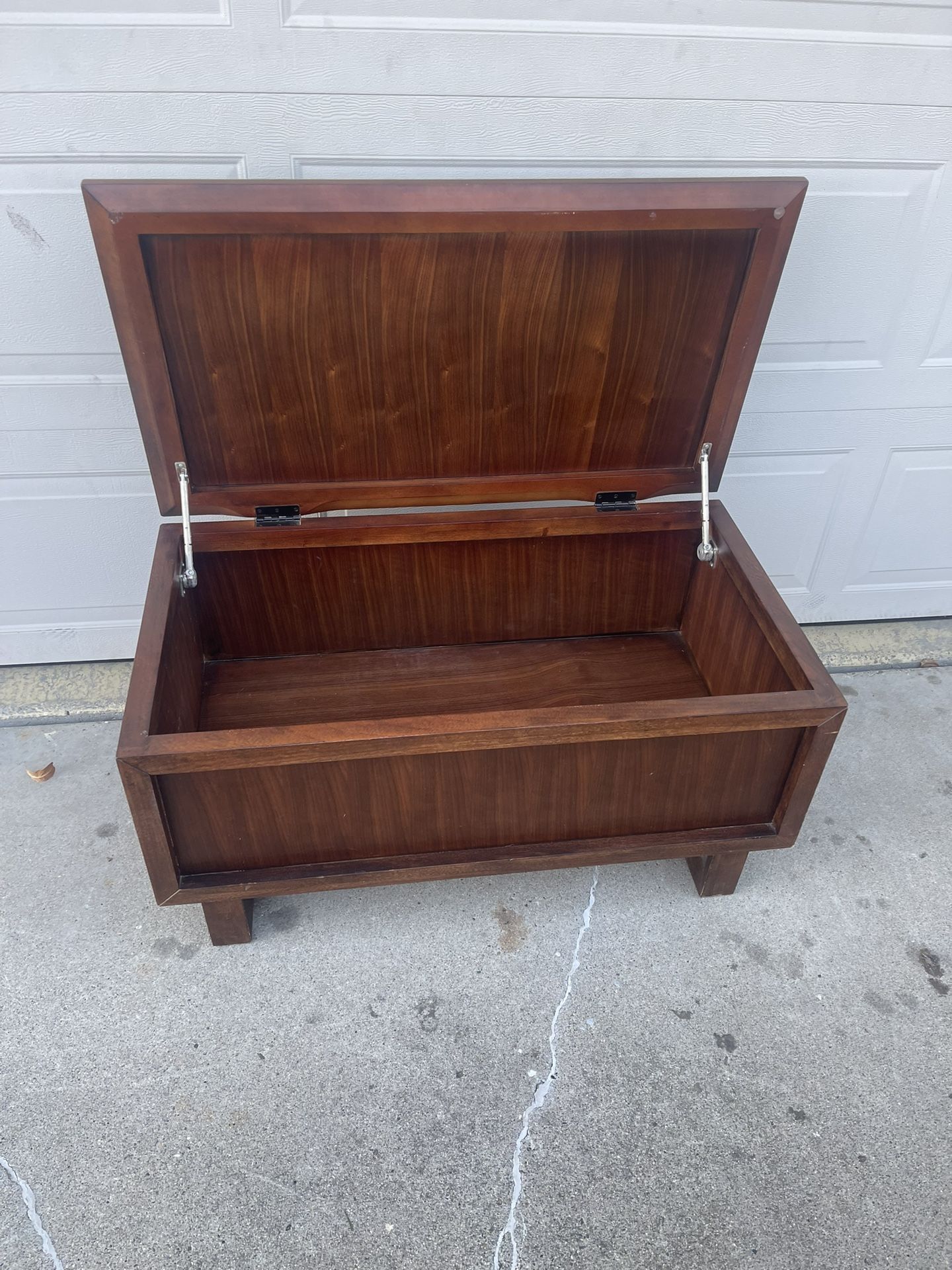 Mid-Century Style Storage Chest / Bench…Baúl / Banco de Almacenamiento Estilo Mid-Century