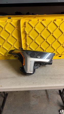 Toyota tundra right headlight  2022 2023 2024 2025