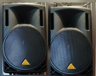 2 pole mount speakers with 15's And titanium driver horns 1000watt passive