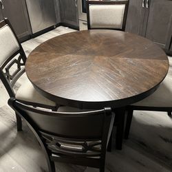 Table With 4 Chairs 