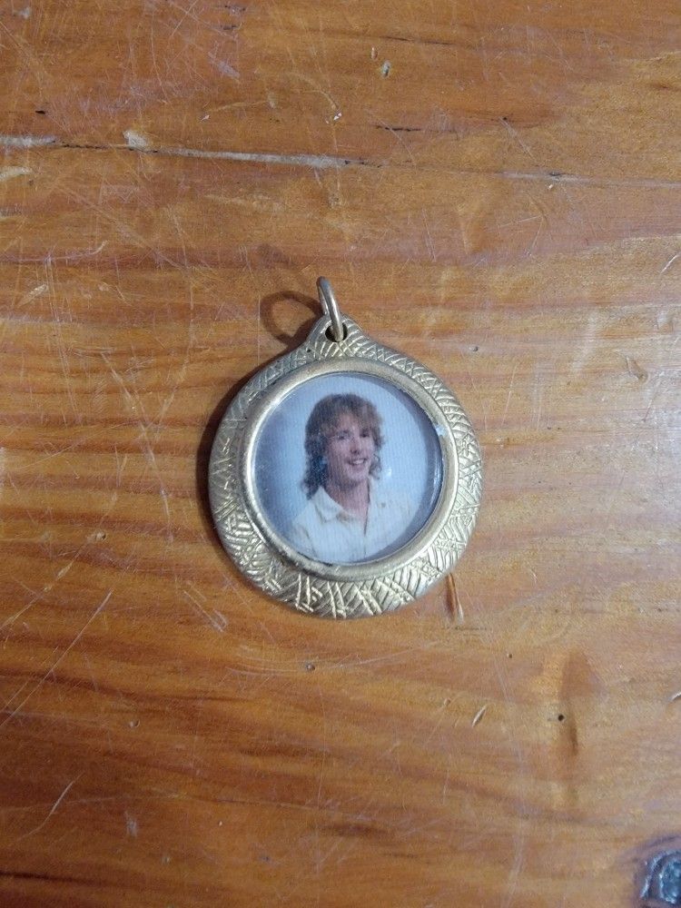 Vintage Photo Picture Charm Pendant ~ Circle, Gold Tone