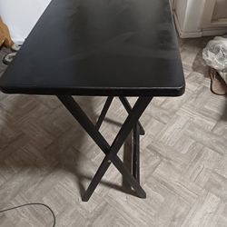 Folding table