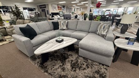 SECTIONAL WITH REVERSIBLE CHAISE