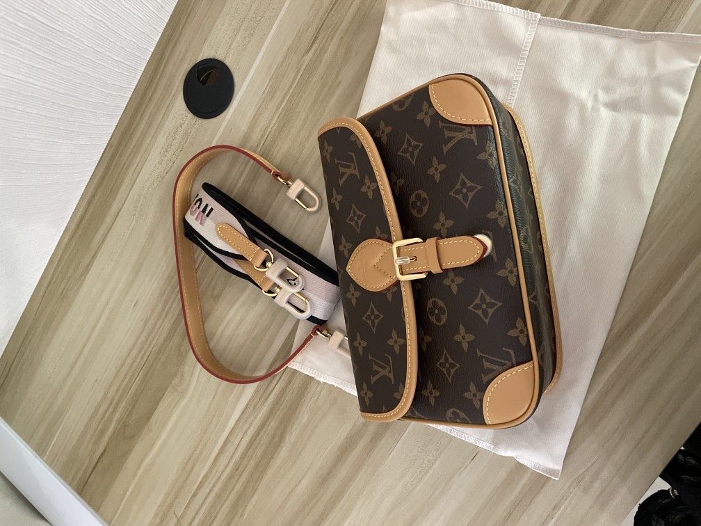 Women's Louis Vuitton Diane Crossbody Bag