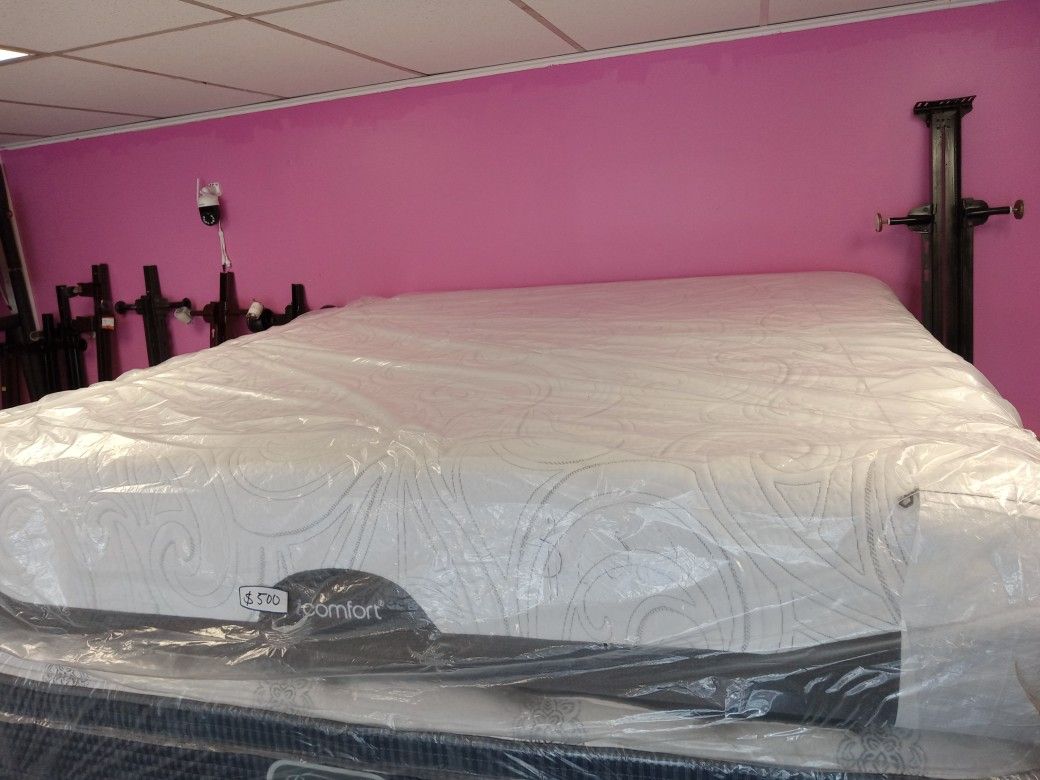 KING MATTRESS AT $500. LOCATED 271 SOUTH MAIN ST WOONSOCKET,https://offerup.com/redirect/?o=V09PTlNPQ0tFVC5ERUxJVkVSWQ== AVAILABLE 