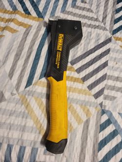 engrapadora DEWALT  trabaja  muy bien