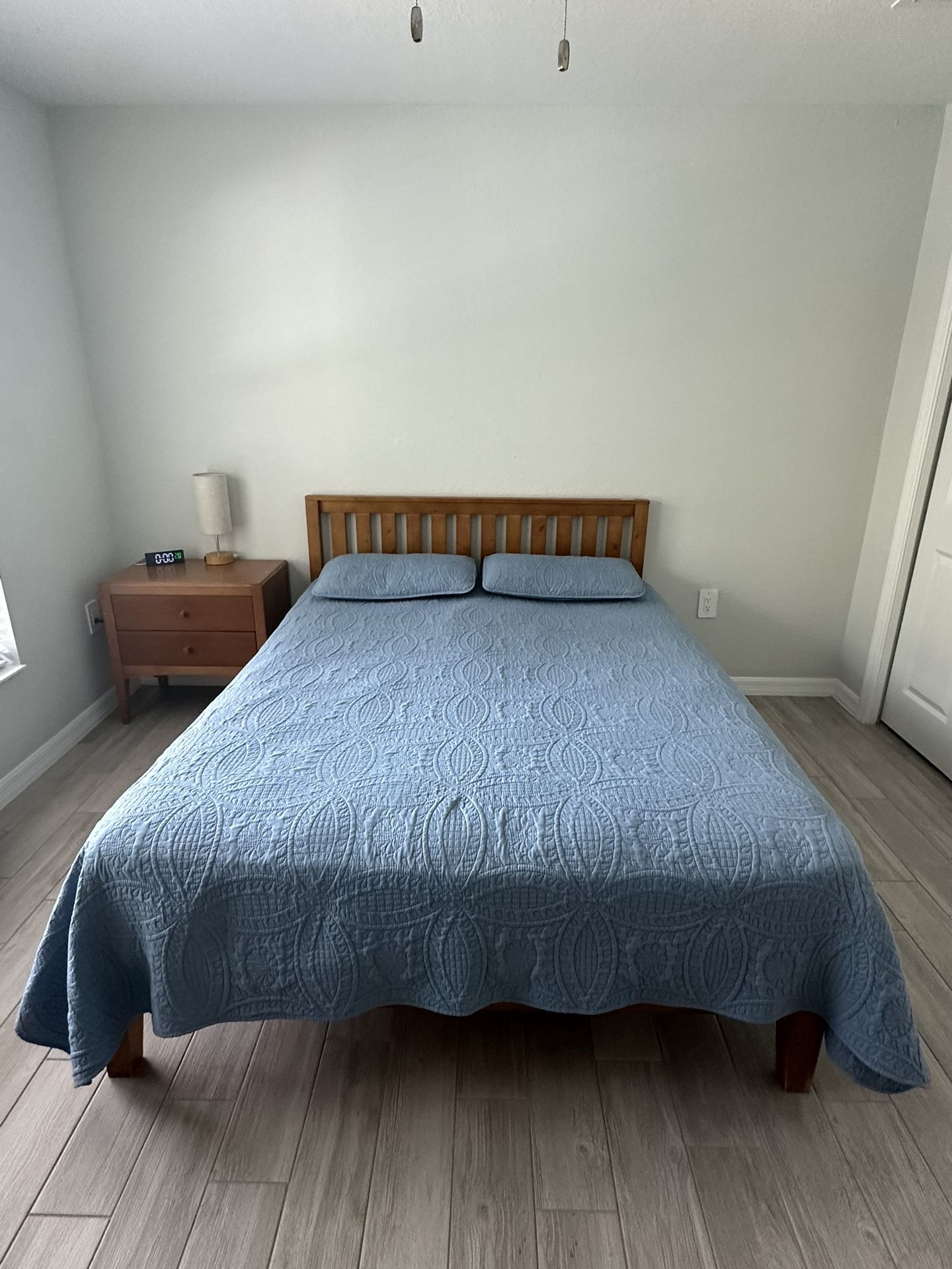 Queen Size Bedroom Set With Dresser, Nightstand and Mirror