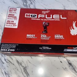 Milwaukee M12 Fuel 3/8 Stubby Impact Wrench Kit 