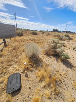 Terreno en venta En CALIFORNIA CITY ES RESIDENTIAL PARA ASER SU CASA AGUA Y LUZ sercas esta poblado casas alrededor De dueño a dueño titulo