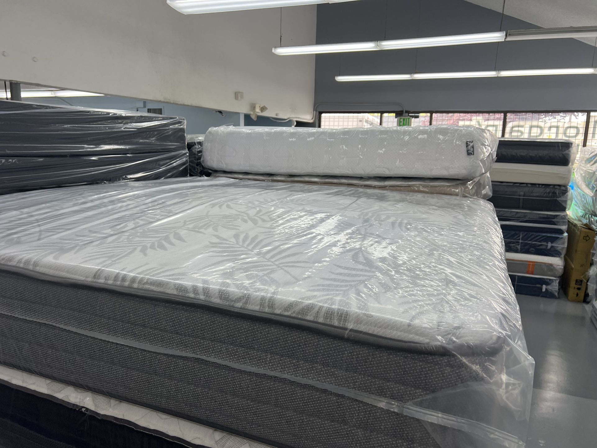 KING SIZE SEALY POSTUREPEDIC (FIRM) MATTRESS & BOX SPRINGS BED SET