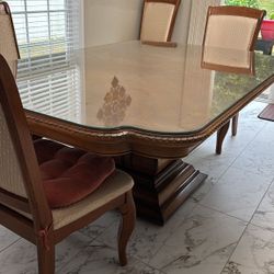 Good Condition Dining Table With 6 Chairs