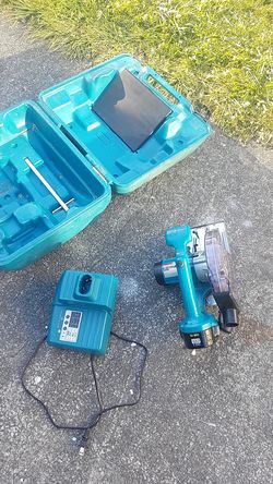 6 1/2 Makita circular saw Charger and case