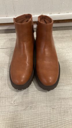 Women brown boots size 8