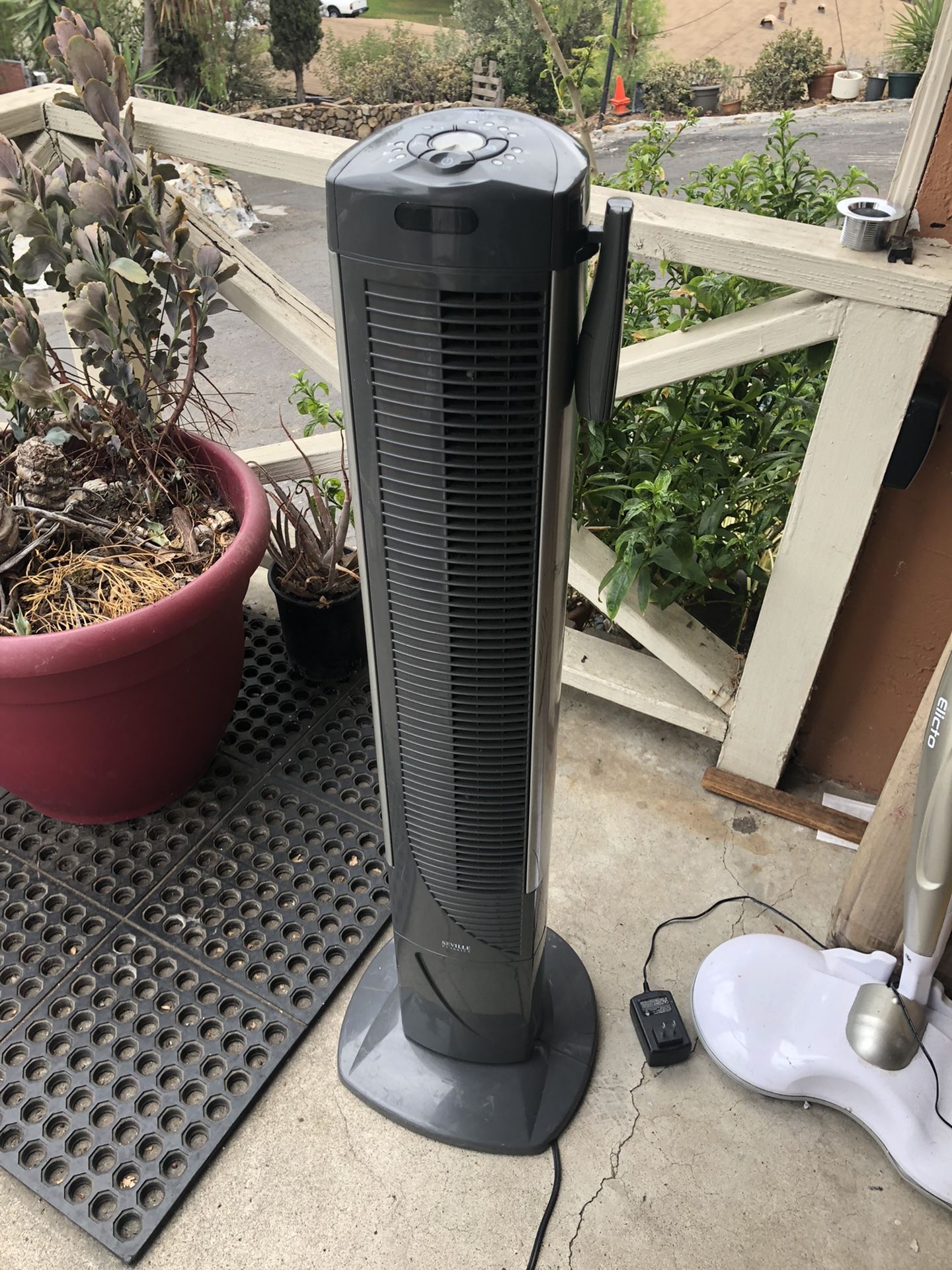 Like New Seuville 40” Tower Fan With Remote Control
