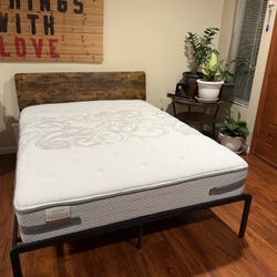Queen Size Bed- Plug Charge- Mattress 