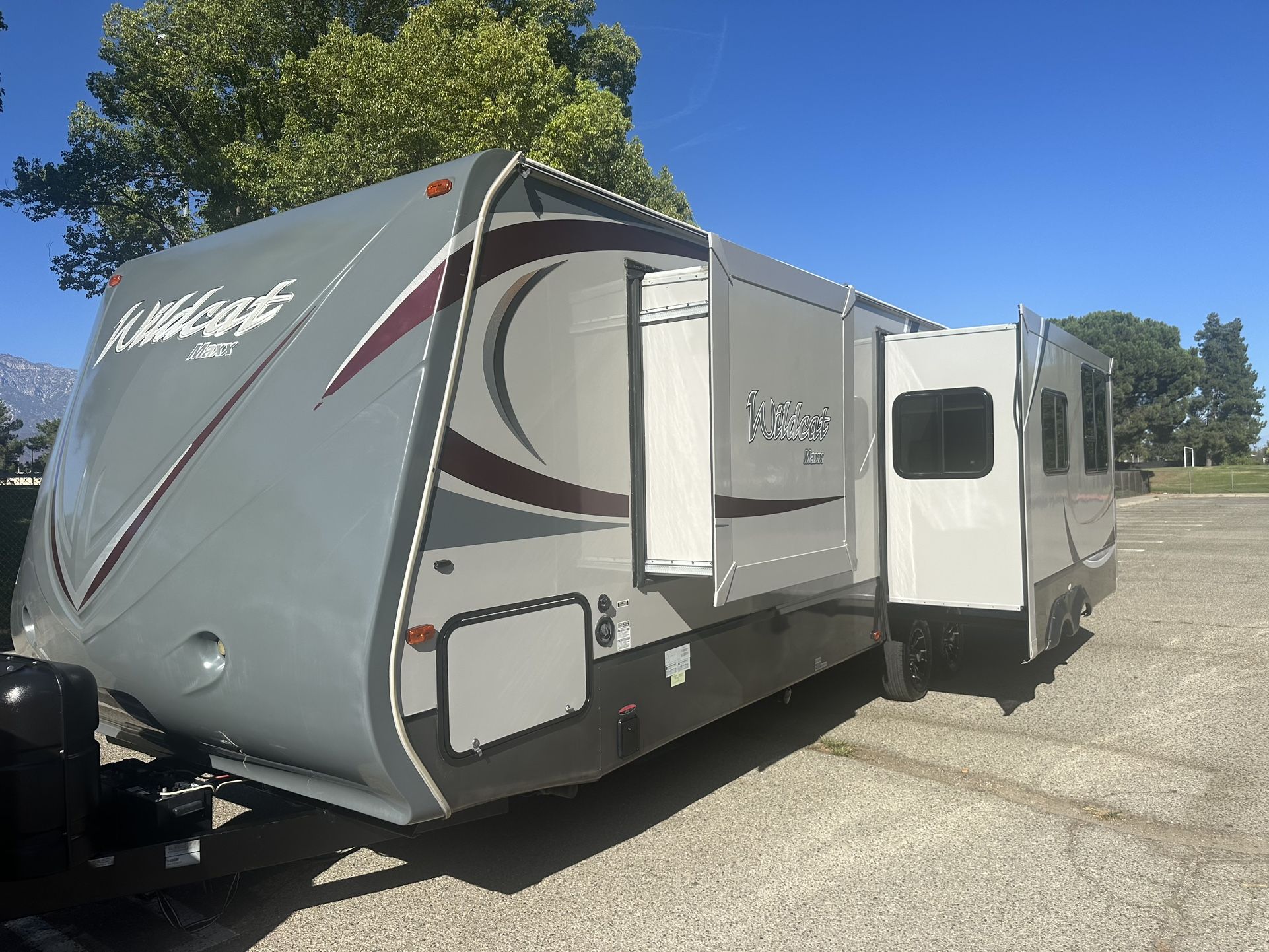 2013 Wildcat Maxx Travel Trailer W/ 2 Slides