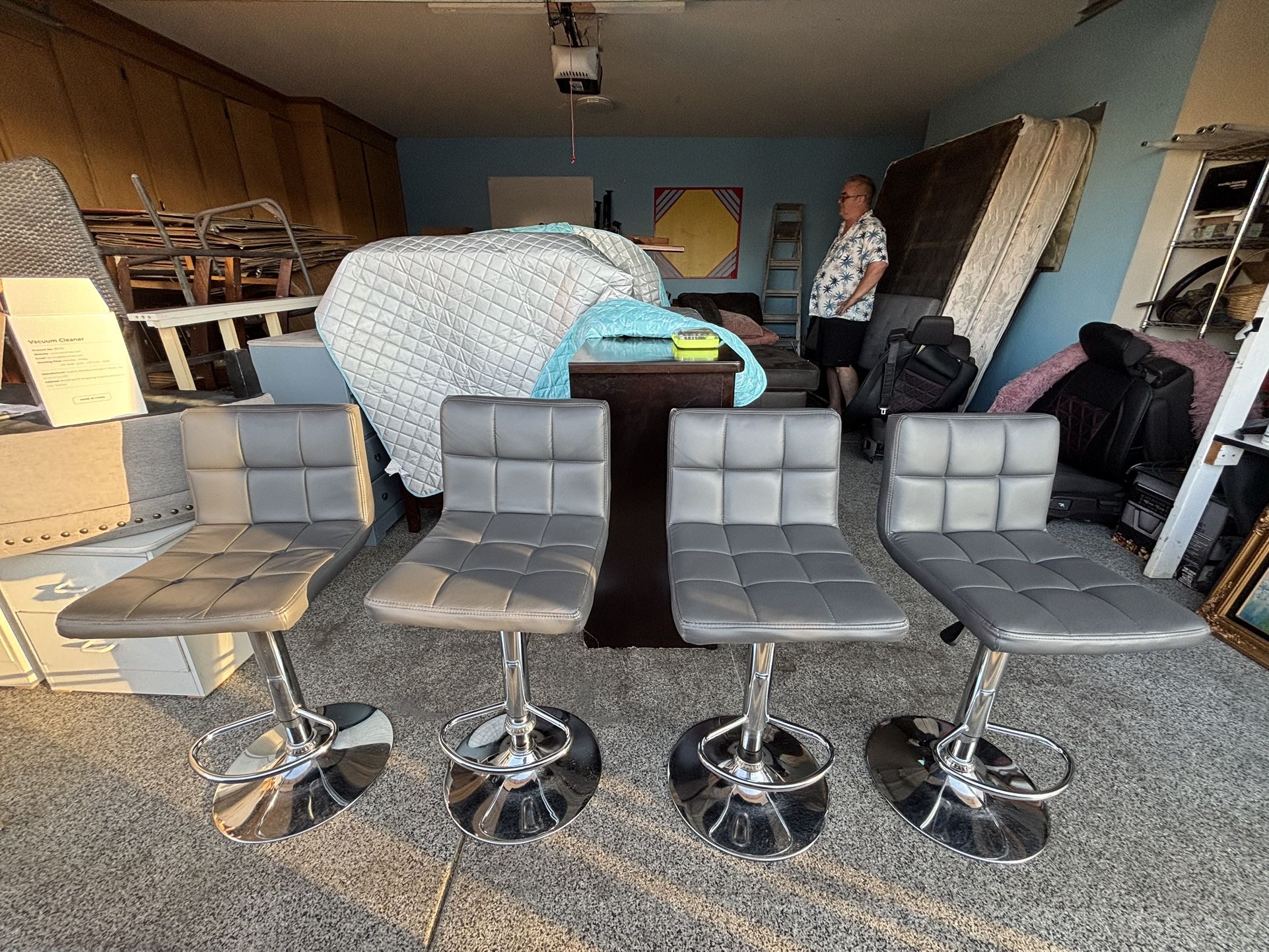 4 bar stools,can deliver