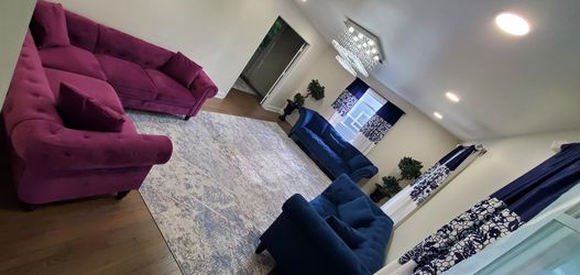Living room set in excellent condition.