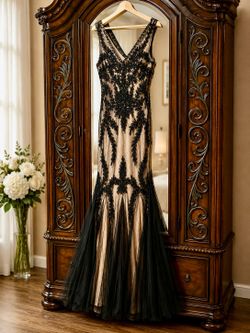 Elegant Black Lace Mermaid Evening Gown - Size 10