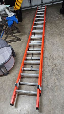 Werner 28 ft fiberglass extension ladder. Excellent condition. Stored indoors.