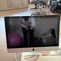 2011 Mac Desktop With Mouse And Key Board