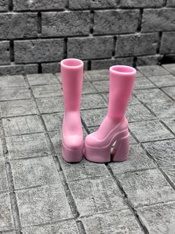 Doll Bratz was Jasmine boots in pink