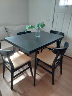 Excellent condition dining table and chairs set