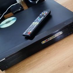 1200W Samsung Receiver Home Theater  5-Disc Changer. 3 Speakers, 2 Subwoofer. HDMI, USB,  AM/FM,  Optical, AUX, Bluetooth.  Remote control.