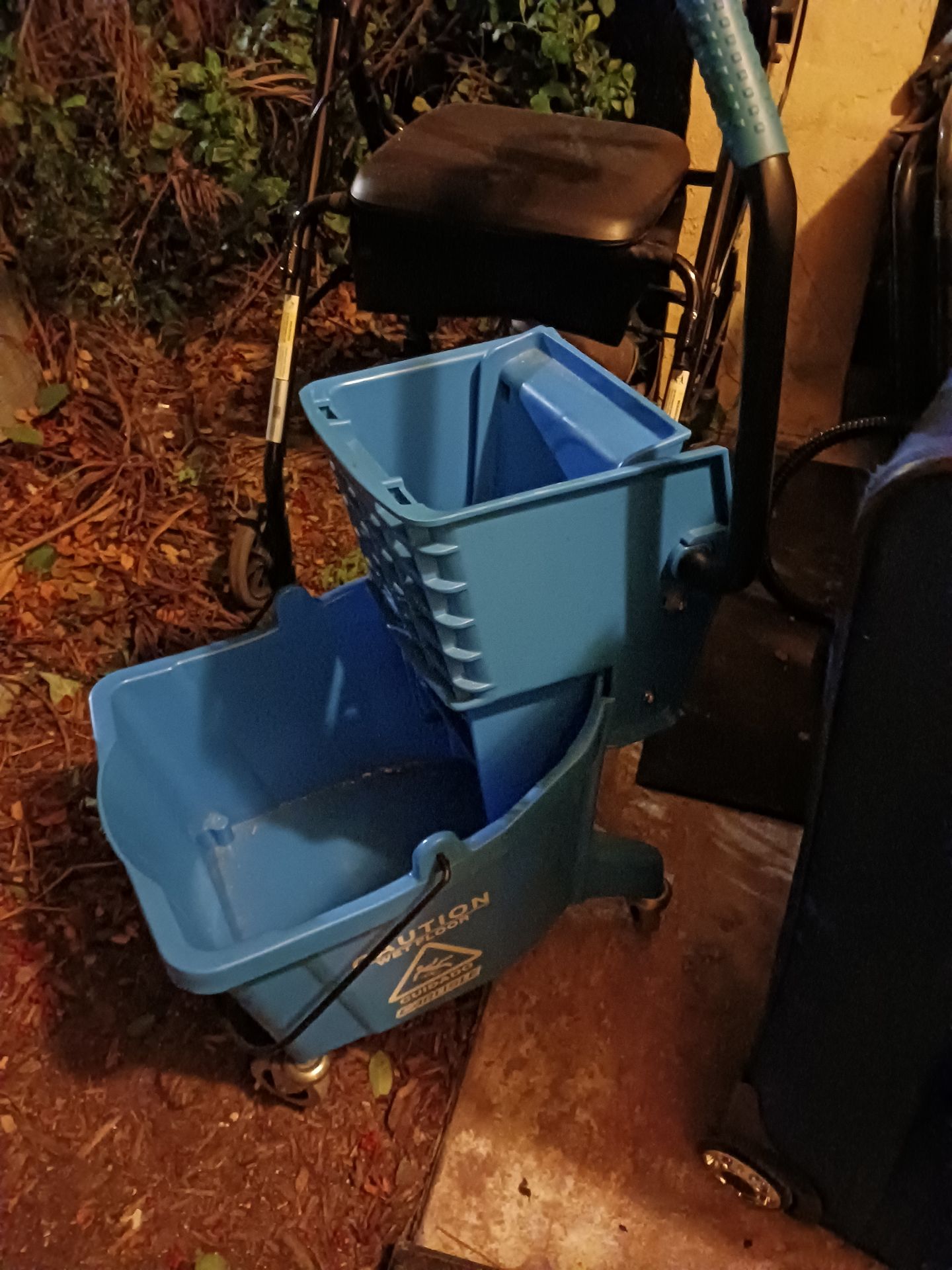 NEW MOP BUCKET WITH WRINGER 20 FIRM LOOK MY POST TONS ITEM