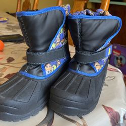 Boys Snow Boots Size 5 ( FIRM PRICE )