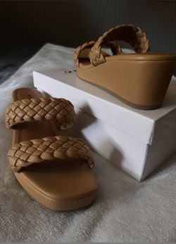 Comfortable! Women’s tan wedges size 8