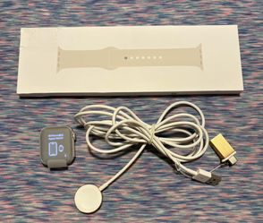 NEW Apple Watch SE (3rd Gen) 40mm Starlight w/ Band