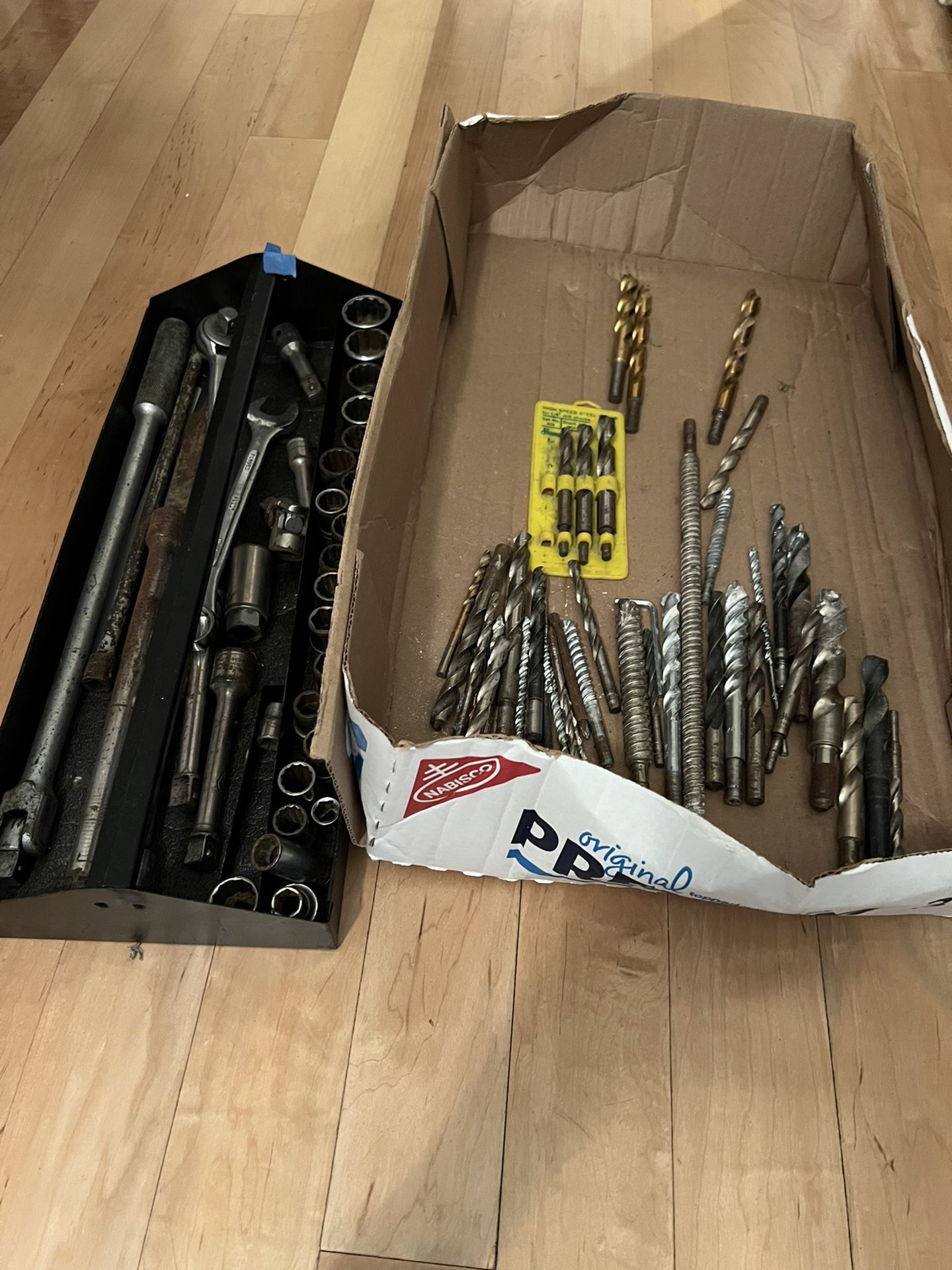 LOTS OF DRILL BIDS AND SOCKETS