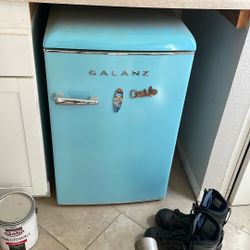 Mini fridge 