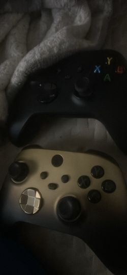 2 Xbox controllers