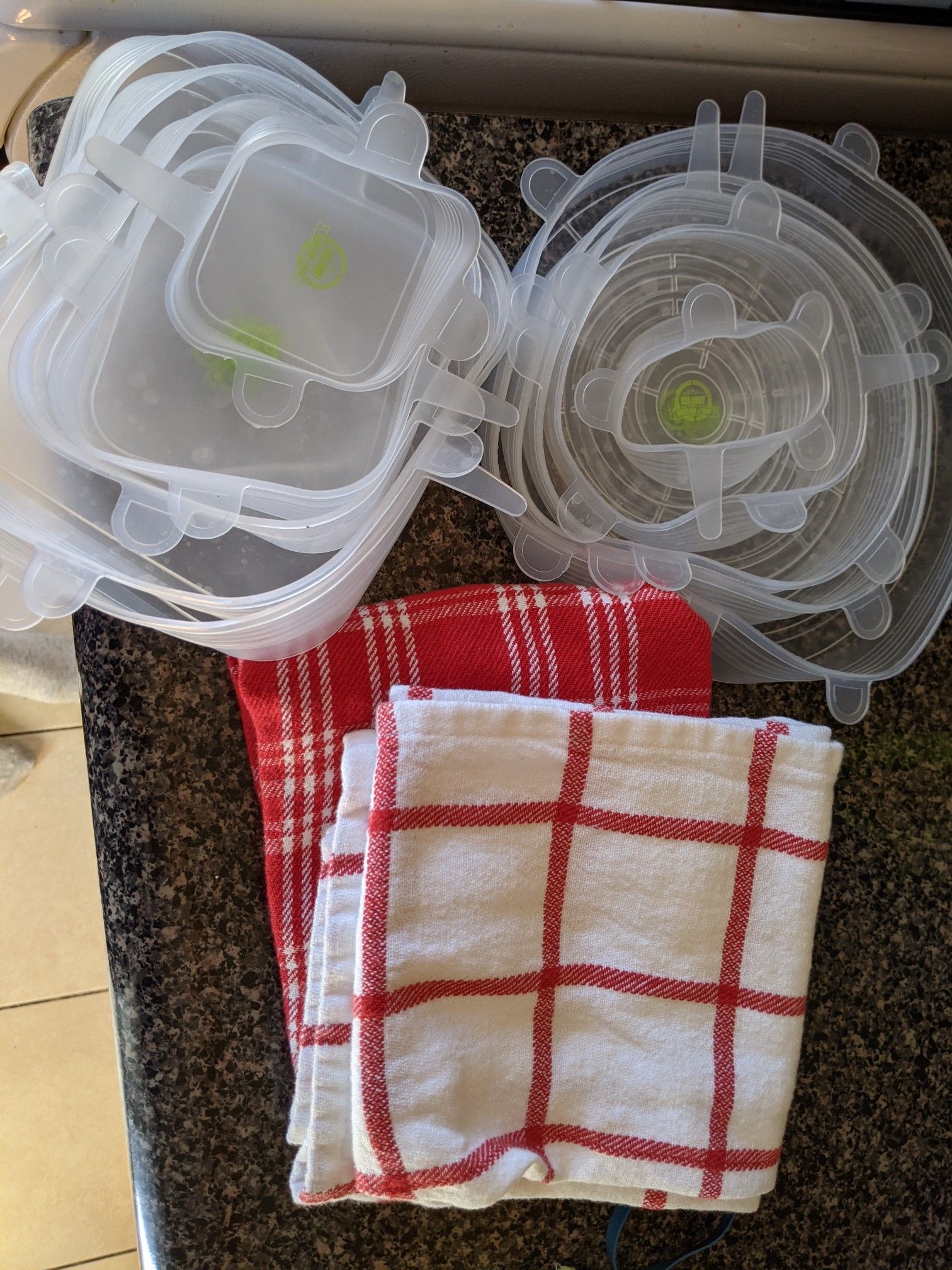 Silicone lids and kitchen towels