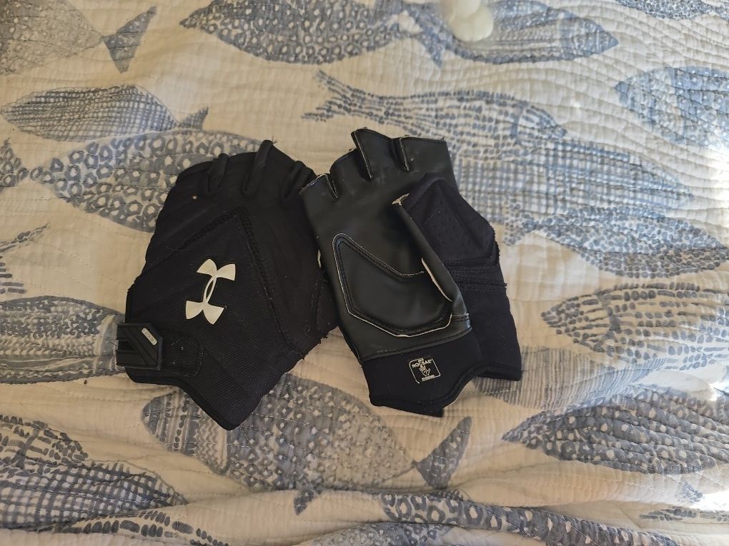 Large Under Armour Exercise Gloves