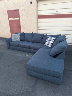 WITH DELIVERY Blue Fabric Sectional couch with Chaise
